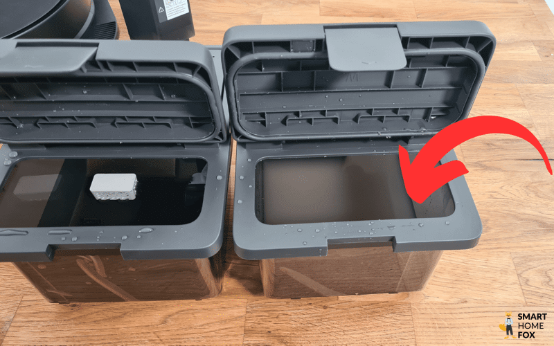 Виден контейнер для грязной воды на станции Roborock S8 MaxV Ultra.